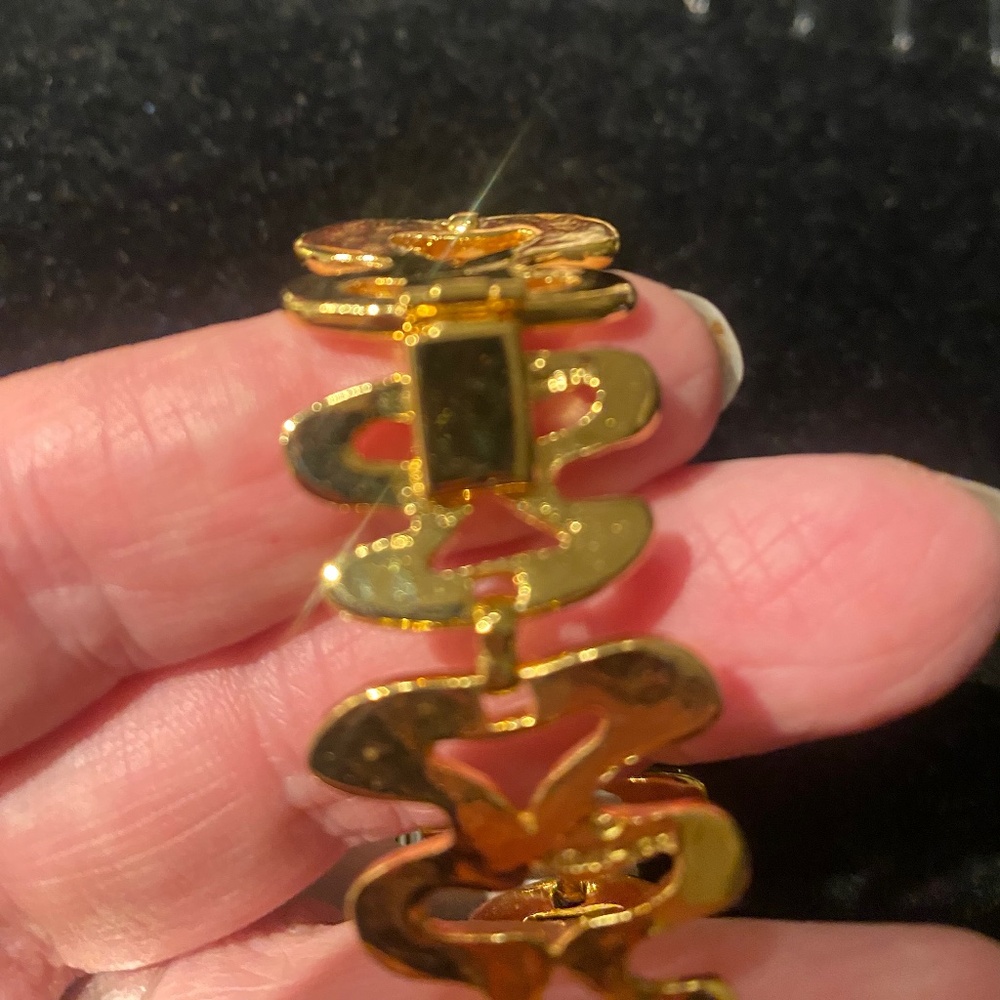GOLD METAL BRACELET in abstract design.